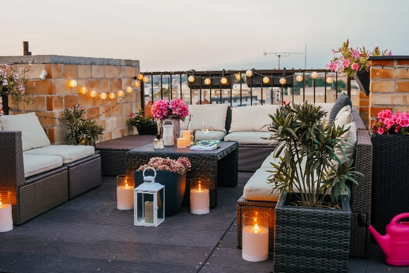 Gemütliche Sitzecke auf einer Dachterrasse